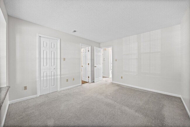 Building Photo - Light and bright 2-primary suite, 2-bath condo in Firethorne of Charlotte.