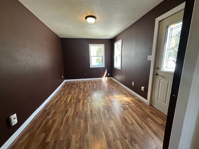 Building Photo - 2 Bedroom House in Webster City $750