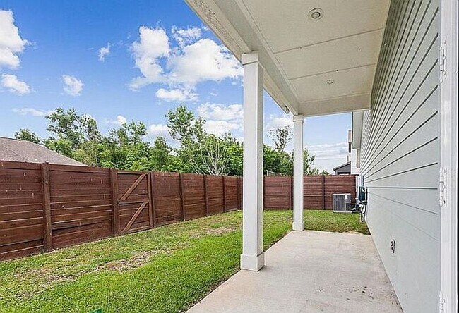 Building Photo - Modern 3BR/2.5BA Home in the Heart of Baton Rouge