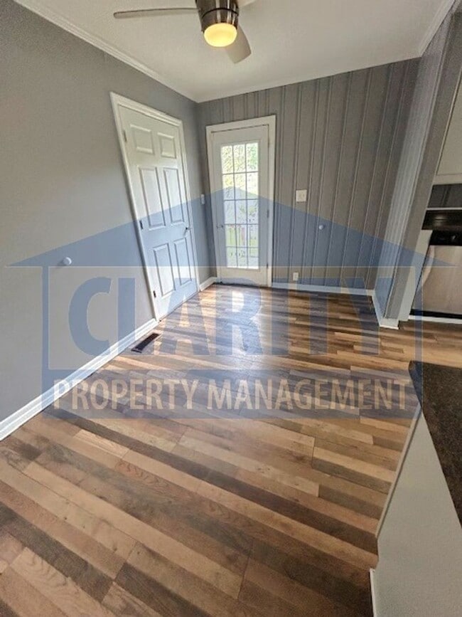 Building Photo - Centrally located 2 bed, two bathroom home!