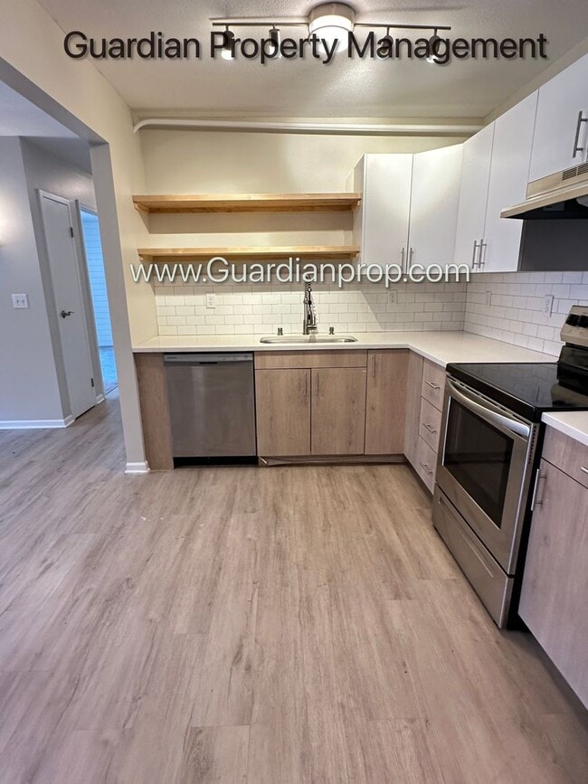 Building Photo - Champlin 3 Bedroom, Excellent Condition, AC, Garage Available, Balcony, Heat Paid