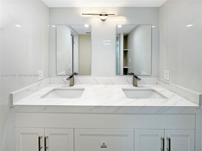 Building Photo - 1145 Normandy Dr