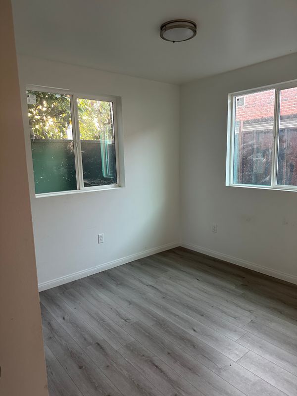 Building Photo - 1351 1/4 East 41st Place