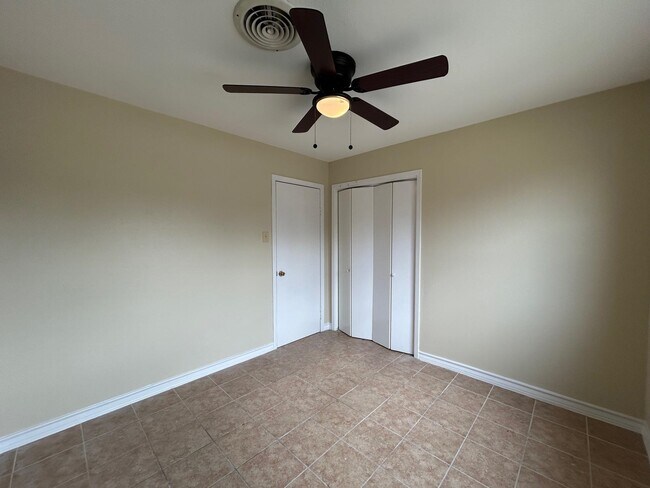 Building Photo - 1006 Laurel Dr