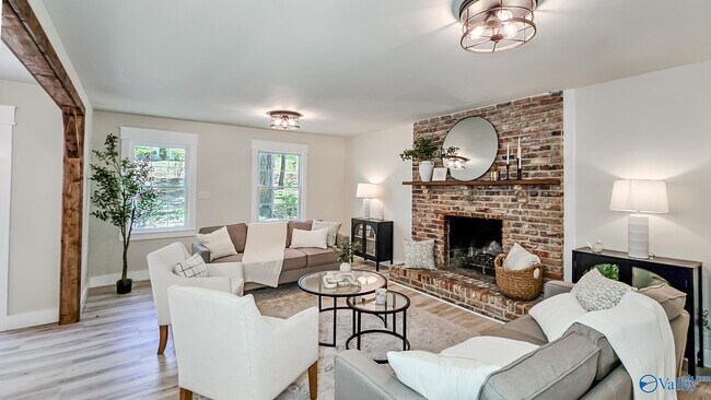 Building Photo - 4033 Lucerne Dr SE