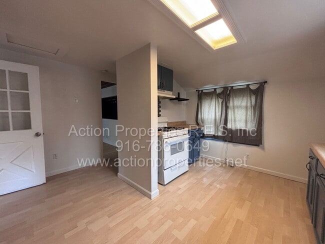 Building Photo - Central Roseville - 1 Bed, 1 Bath - New Flooring & Paint - Large Deck great for Entertaining!