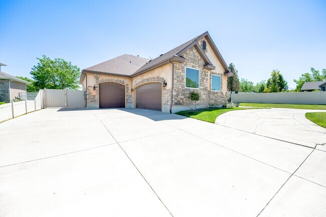 Building Photo - 4333 Park Hollow Ln