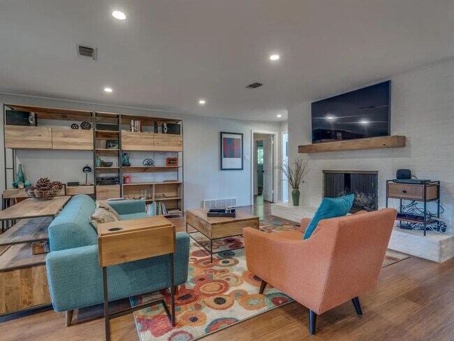 Building Photo - Spectacular Home in Holiday Heights Add!  Come see Me!! I can be yours!!