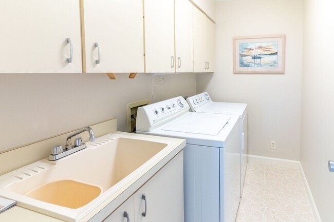 Building Photo - Annual Rental Available Now!!! Stunning 2BR/3BA 9th Floor Condo, Turnkey, Furnished