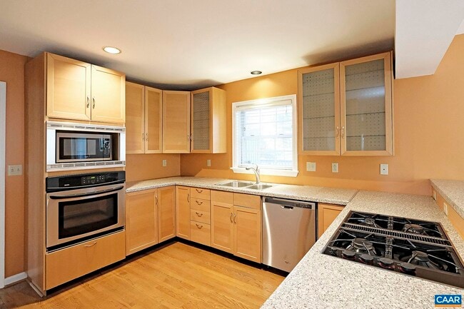 Building Photo - 755 King St