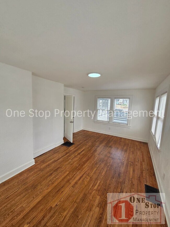 Building Photo - Beautiful 4 Bedroom 2 Bathroom in Kansas City!