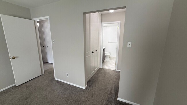 Building Photo - Bright & Spacious Condo in Sought-After Glenhardie Community