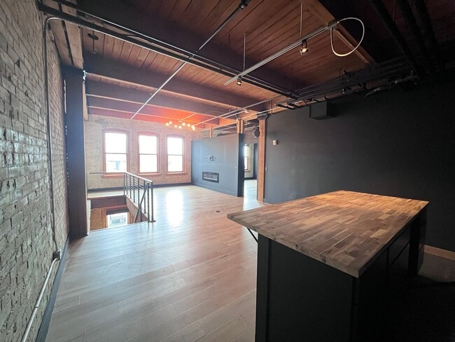 Building Photo - Gorgeous Loft Downtown Grand Rapids