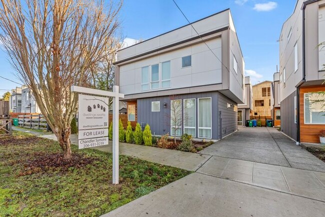 Building Photo - Gorgeous Highland Park Standalone Townhome...