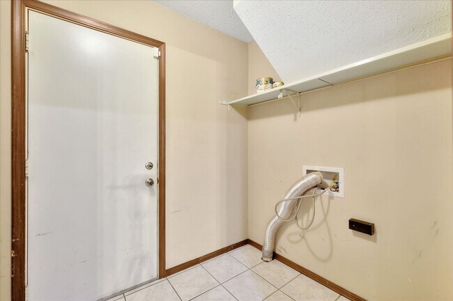 Building Photo - 4 bedroom, 2 bath home - Available August