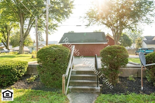 Building Photo - 1320 1/2 S Van Buren