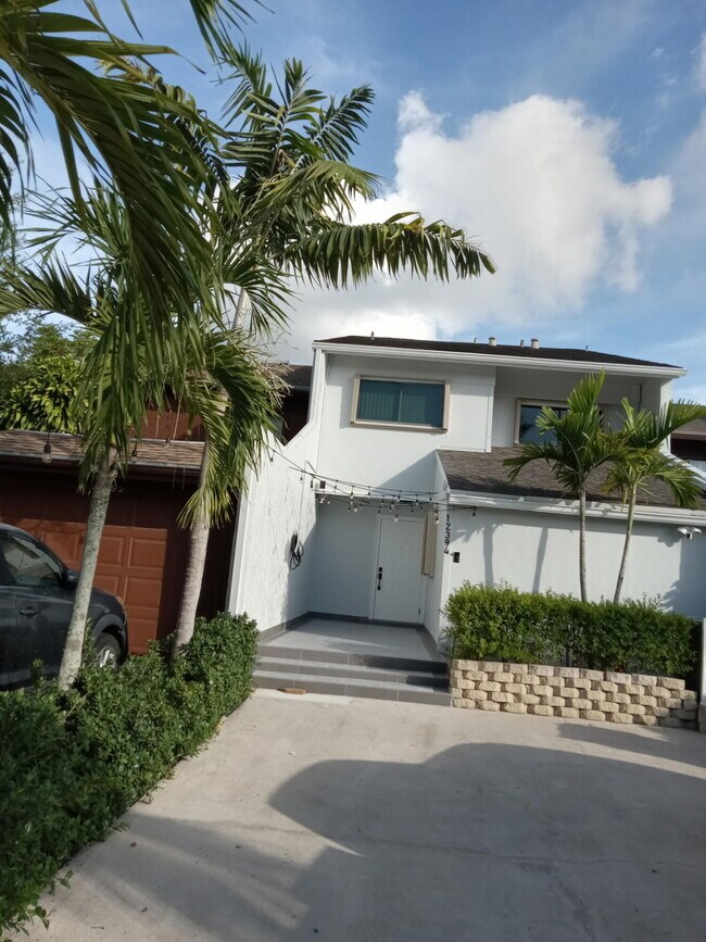 Building Photo - 12394 Westhampton Cir