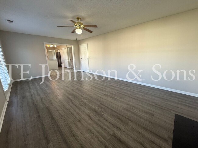 Building Photo - Spacious 4 Bedroom Home with Modern Comfor...