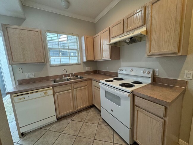 Building Photo - Avalon Park Town Center Townhome: 3 Bedroo...