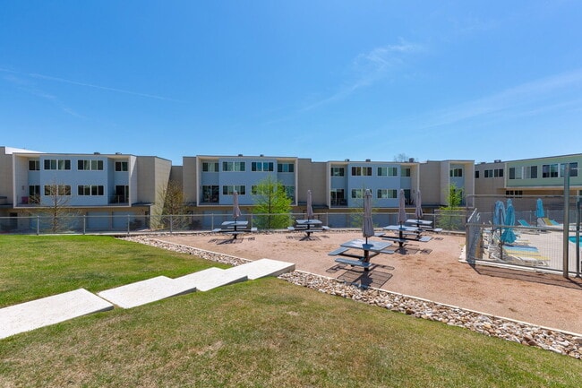 Building Photo - 604 N Bluff Dr