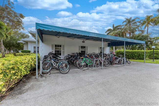Building Photo - 6457 Bay Club Dr