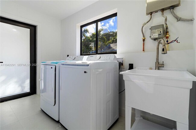 Building Photo - 5420 Lincoln St