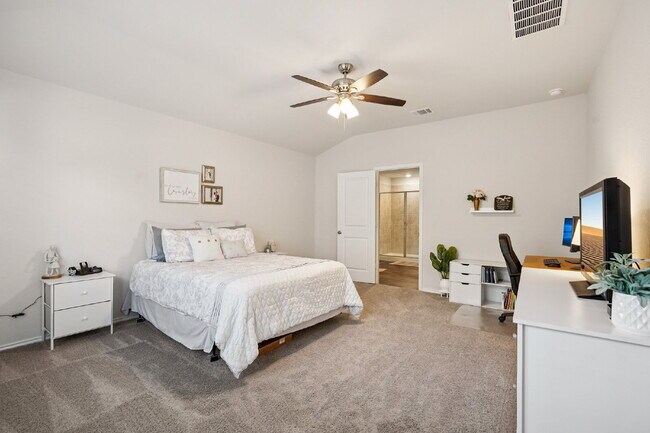 Building Photo - "Rent to Own this Charming 3-Bed Oasis with 18 month lease!*"