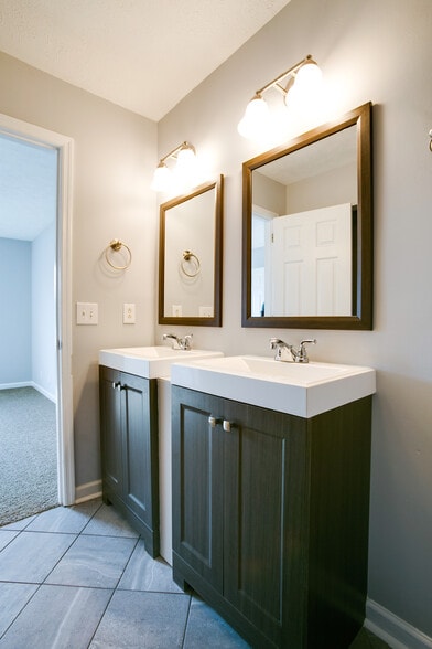 Master Bathroom - 1139 Alandee St.