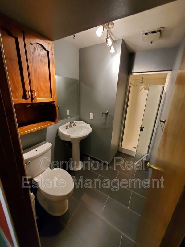 Building Photo - 869 Meadowlawn Dr SE