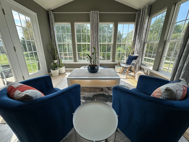 Building Photo - 5035 Sunburst Ln