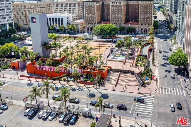 Building Photo - 312 W 5th St