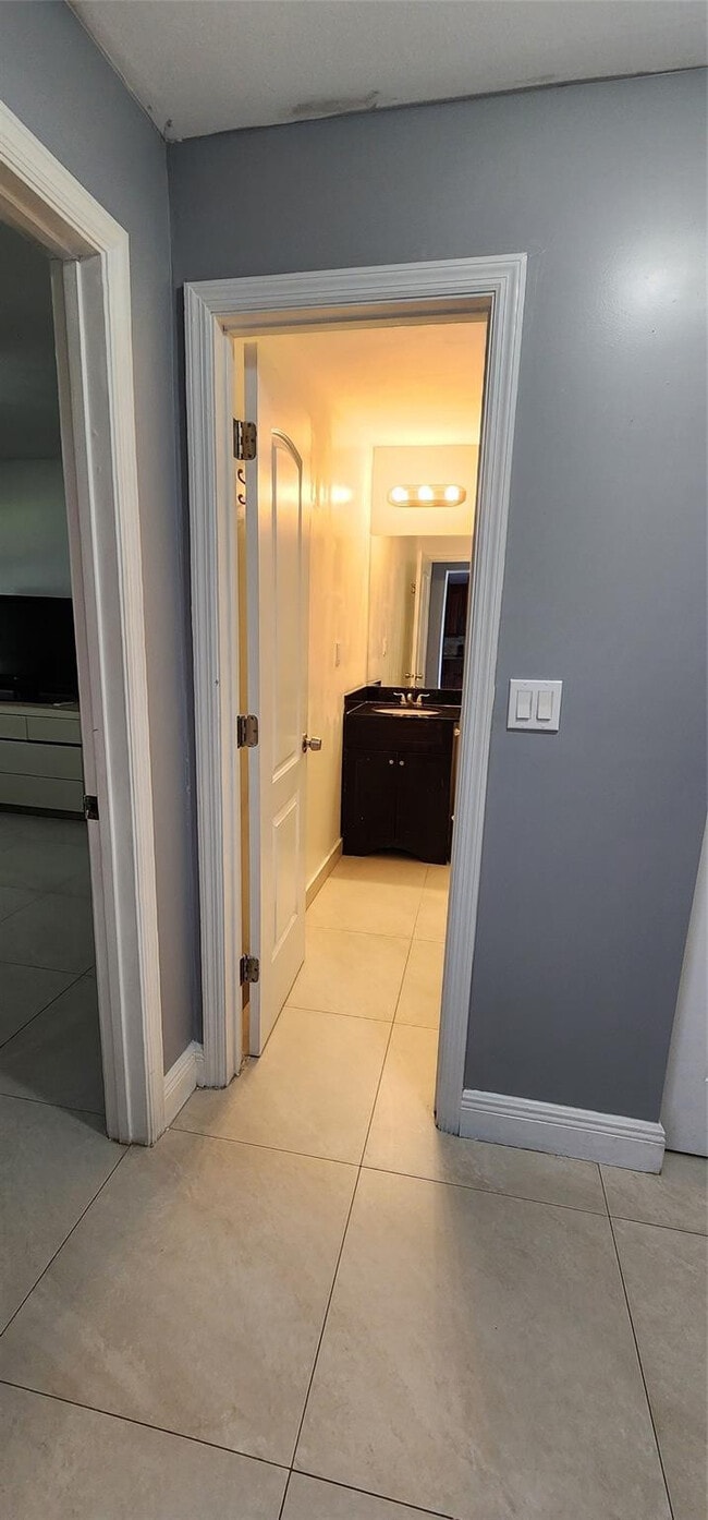 Building Photo - 806 NE 7th St