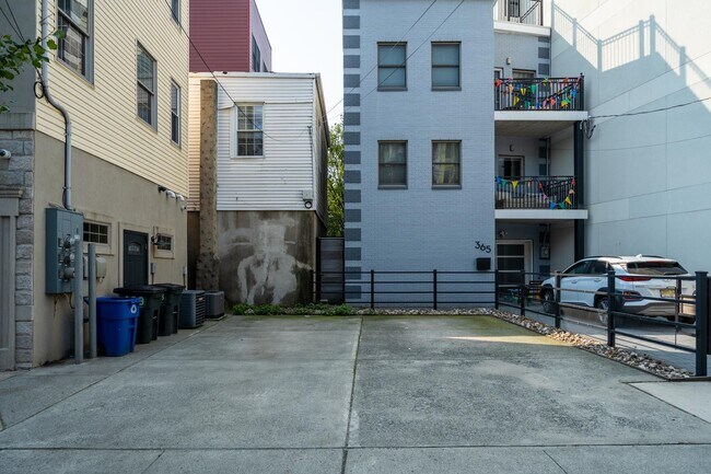Building Photo - 133 Brunswick St