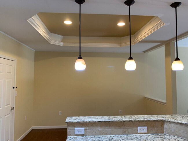 Building Photo - BEAUTIFUL 3 BED/2.5 BATH TOWNHOUSE!!