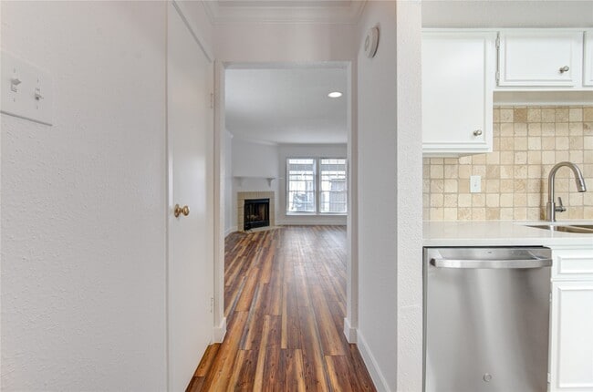 Building Photo - 2002 Gentryside Dr