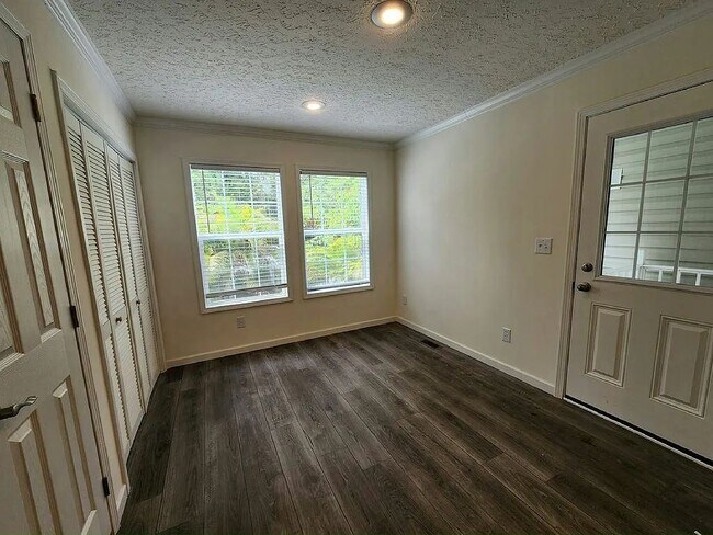 Building Photo - 172 Eland Dr