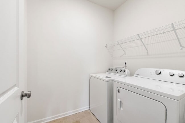 Building Photo - Beautifully Appointed Townhome in Prime Ho...