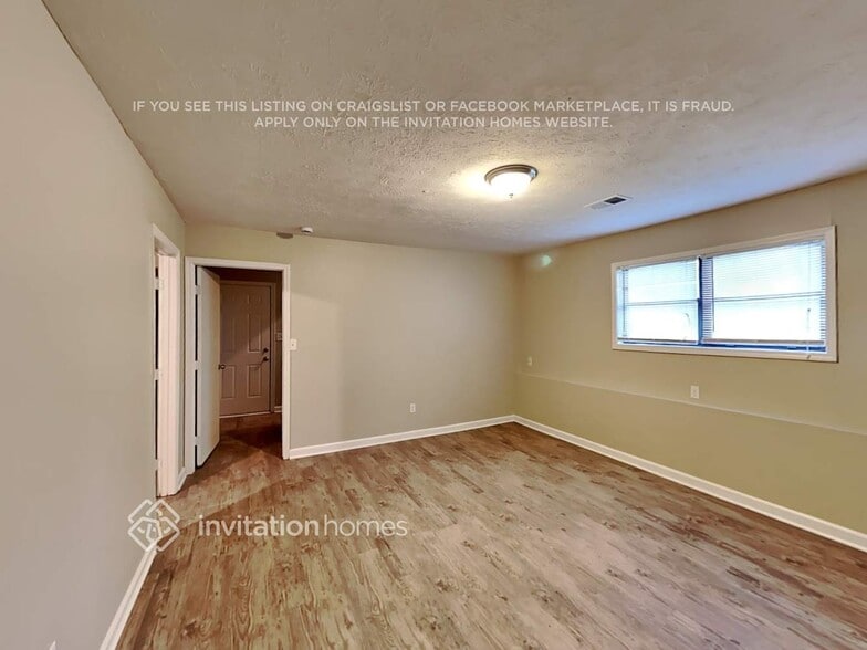 Building Photo - 4026 Leicester Dr NE