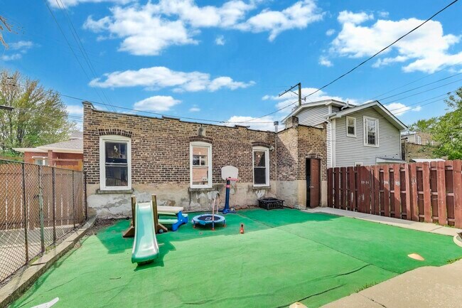 Building Photo - 5140 N Leavitt St