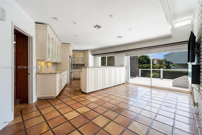 Building Photo - 2120 S Bayshore Dr