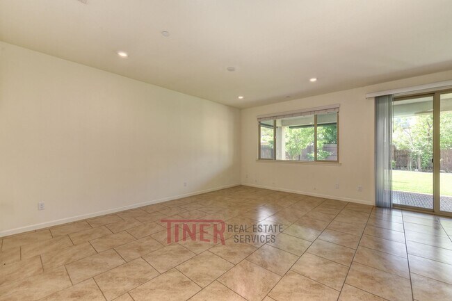 Building Photo - Like New Somerset Ranch Home!