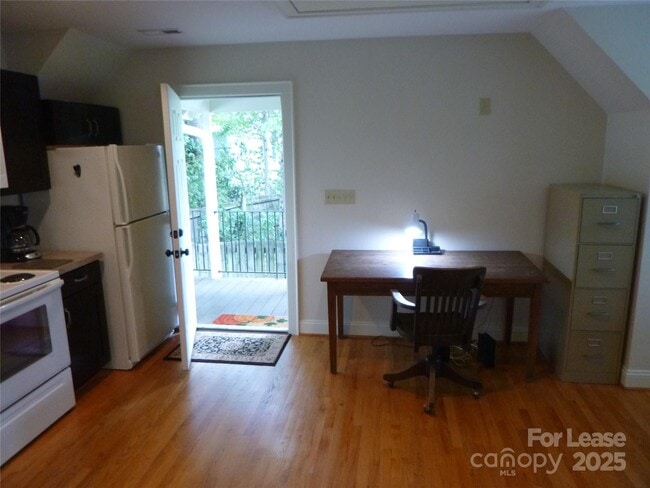 Building Photo - 3041 Park Rd