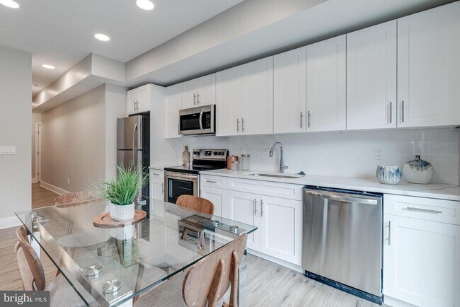 Building Photo - 1952 Bryn Mawr Ave