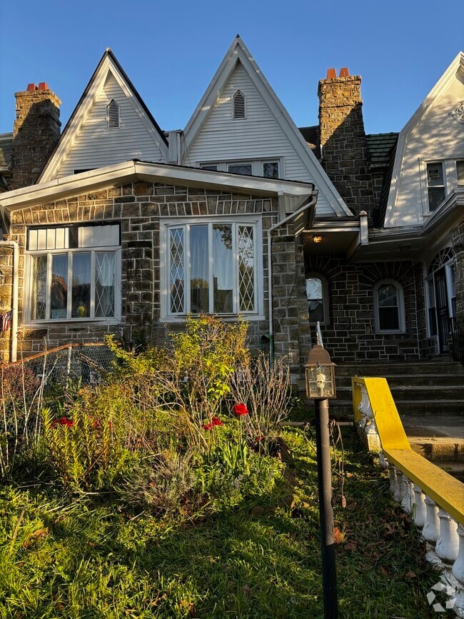 Building Photo - 5650 Woodcrest Ave