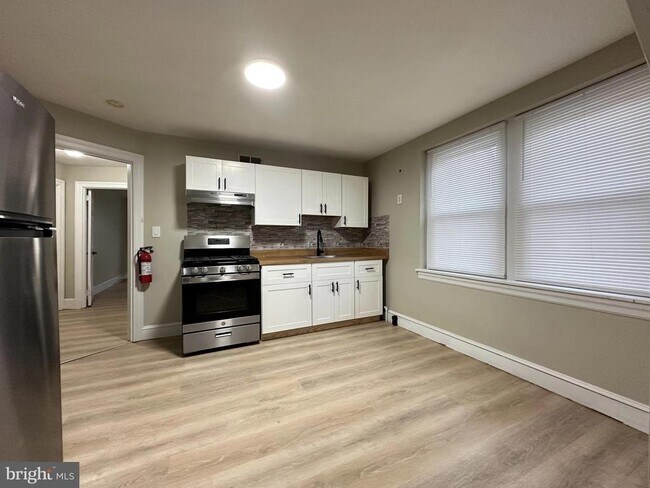 Building Photo - 1109 W James St