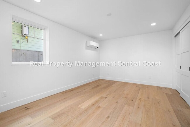 Building Photo - AVAILABLE OCTOBER  - Stunning Townhome in ...