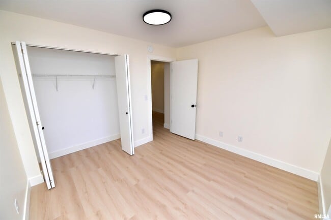 Building Photo - 123 SW Jefferson Ave