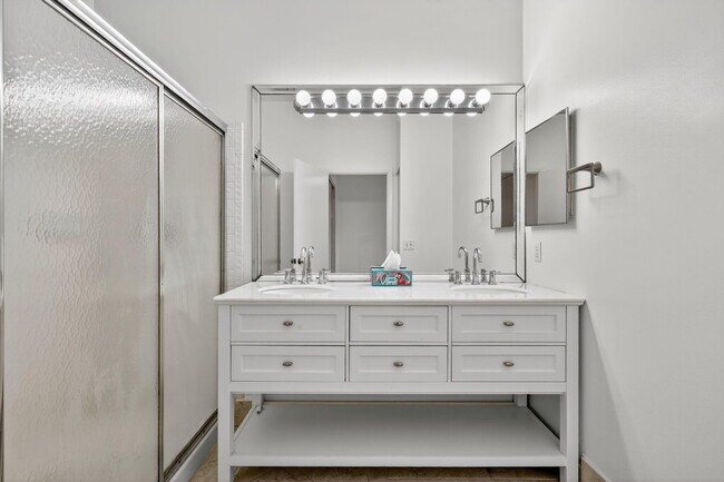 Building Photo - 5475 Verona Dr