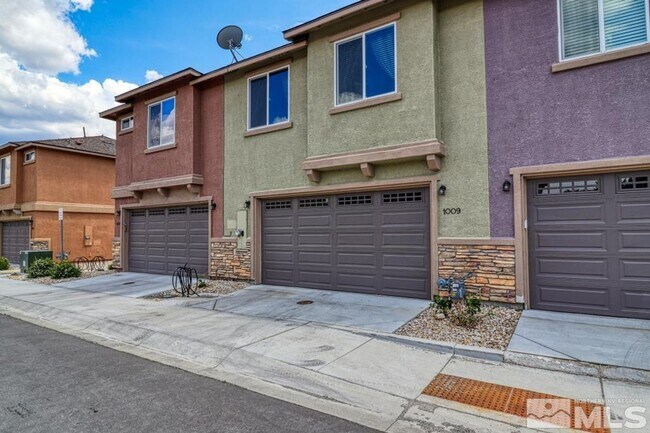 Building Photo - Townhome short drive to freeway. 3 bedroom 2 1/2 baths