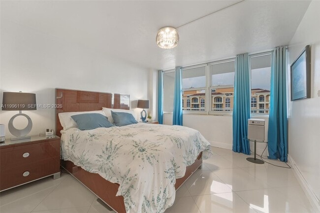 Building Photo - 2030 S Ocean Dr